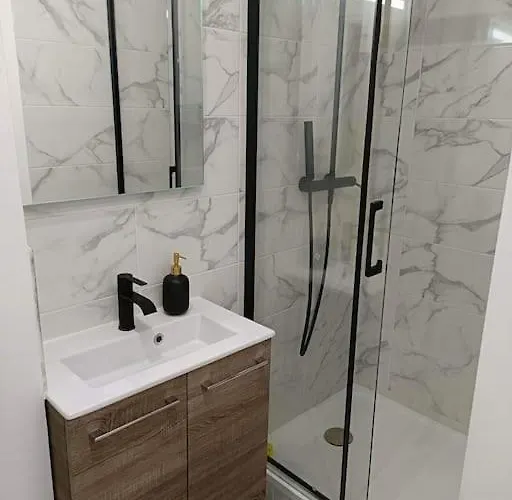 La Chouette Dans L'arbre - T2 Sur Cour Au Calme *